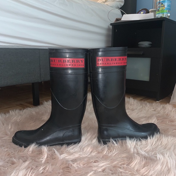 Authentic Burberry Red Logo Rain Boot - Picture 4 of 5